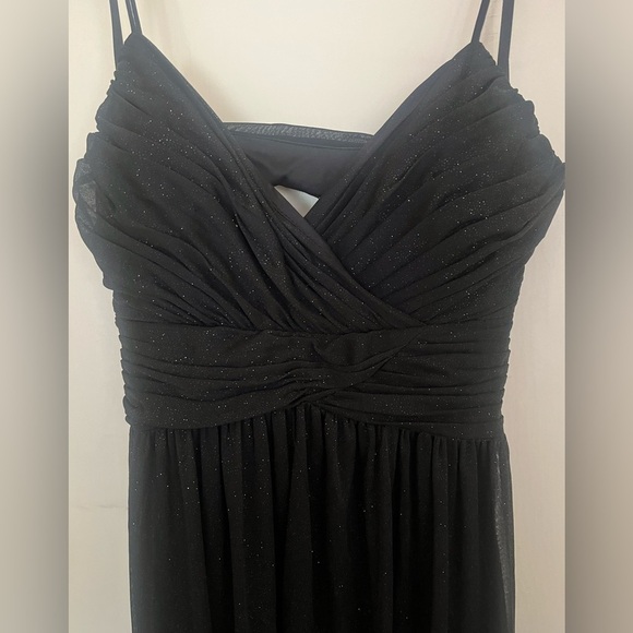 Elegant Black Evening Dress - Picture 2 of 6